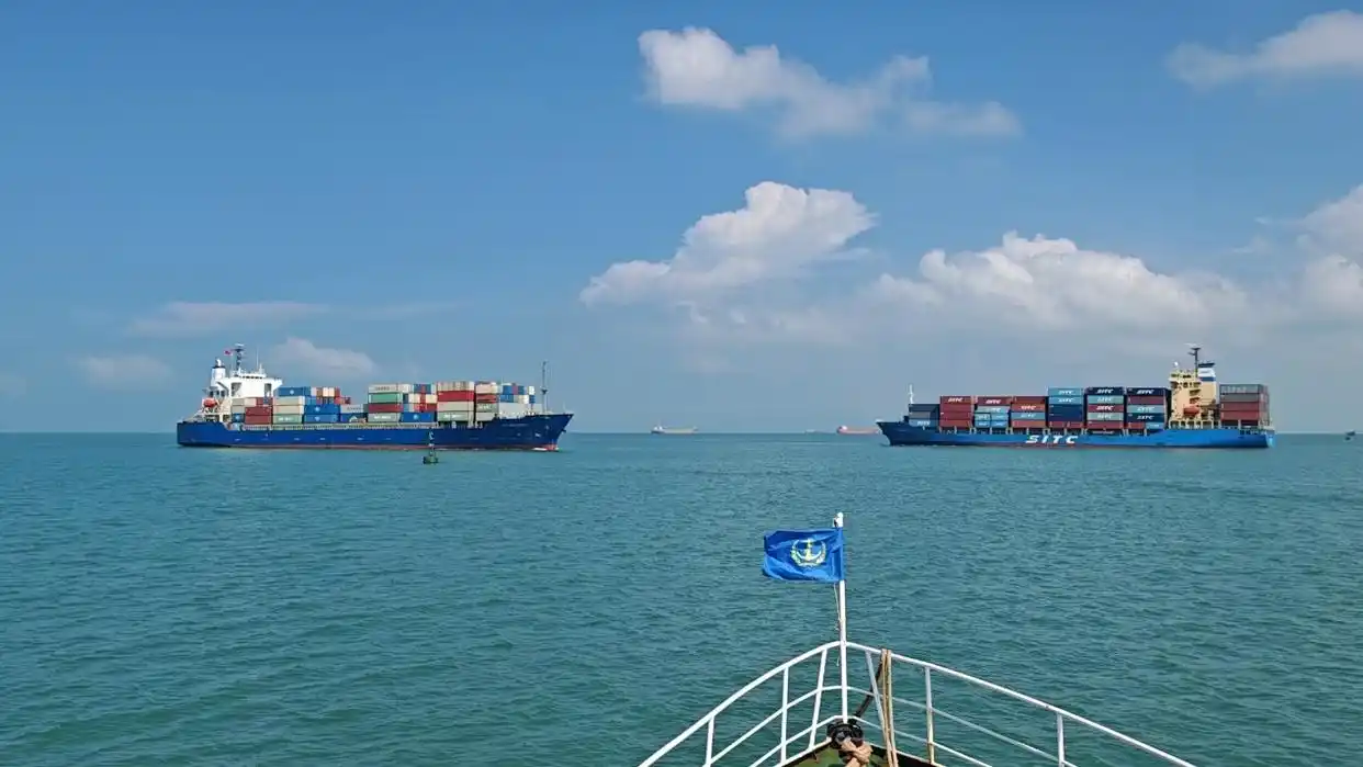 洋浦港实现万吨级船舶双向通航，，，，货物周转效率显著提升