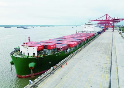 南京港乐成靠泊最大内贸集装箱船 "江远集2"轮，，，，为客户带来全新物流体验